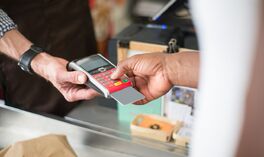 Tych opłat wielu turystów nie sprawdza. Bank może doliczyć nawet 5,90%