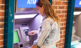 Czym jest karta bankomatowa i czy można nią swobodnie płacić?