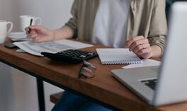 Kredyt konsolidacyjny z dodatkową gotówką. Ile naprawdę kosztuje dobranie pieniędzy?