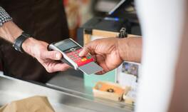 70 proc. Polaków przynajmniej raz w tygodniu płaci bezgotówkowo. Terminal to już obowiązek, a nie wybór firm