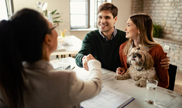 Czym jest ubezpieczenie niskiego wkładu własnego i ile kosztuje?