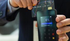 Transakcje bezgotówkowe i gotówkowe kartą kredytową – czym się różnią?