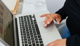 Młodzi ufają certyfikatom. Seniorzy sprawdzają coś zupełnie innego