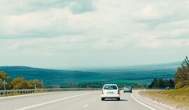 Tysiące Polaków ruszają autem na wakacje. Jeden błąd może kosztować nawet 13,5 tys. zł