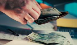 Polacy trzymają rekordowe 456 mld zł w gotówce. NBP pokazuje koszt tej wygody