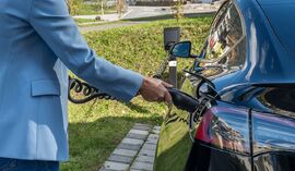 Drogie paliwo zmienia decyzje kierowców. Rekordy sprzedaży elektryków w 37 krajach