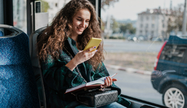 Bilety komunikacji miejskiej w aplikacji Twojego banku. Jak kupić bilet przez telefon?