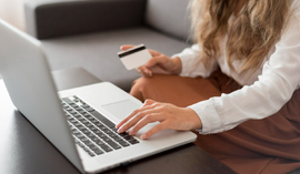 Jak zrobić przelew z karty kredytowej na konto? Koszty, limity, zasady