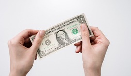 Dolar w odwrocie! Eksperci prognozują dalszy spadek do 3,80 zł – czy to dobry moment na wymianę?