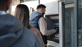 Polacy masowo wypłacają gotówkę. Co się dzieje i czy powinniśmy się martwić?