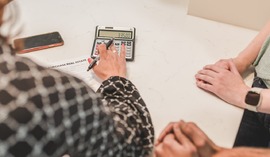 Polacy biorą kredyt na 30 lat, a spłacają go po 9. Dane zaskakują