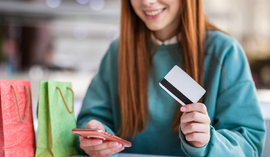 Czy zwrot musi być na tą samą kartę? Sprawdź, co mówi prawo