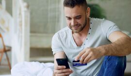 Telefon przejął władzę nad kontami Polaków. Już 21 mln osób korzysta tylko z aplikacji