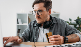 Polacy chętnie robią zakupy przez internet. Jak zwiększyć bezpieczeństwo płatności online?