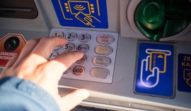 Wypłata pieniędzy z bankomatu. Czy to bezpieczne?