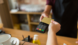 Jak płacić kartą? Jak dokonać pierwszej płatności kartą w sklepie?