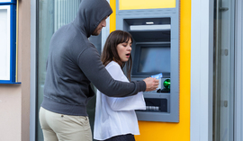 Uważaj przy bankomacie – złodzieje stosują nową, sprytną metodę kradzieży kart!