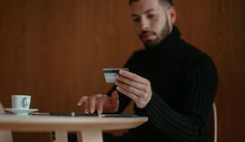 20 zł opłaty za konto? Potrzeba nawet 296 tys. zł oszczędności, by pokryć ją odsetkami