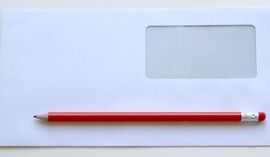 W jaki sposób bank dostarcza karty płatnicze?