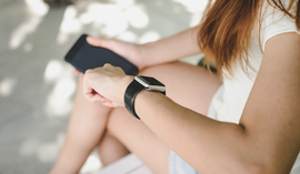 Karta kredytowa, z którą zyskasz. Ostatnia szansa, żeby odebrać Apple Watcha SE 3 i nawet 300 zł na zakupy