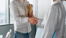 Oferta obligacji skarbowych w bankach. Czy wygodniej jest dokonać zakupu online czy w oddziale?