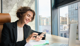 Jak łatwo i wygodnie można zarządzać swoimi finansami z VeloBankiem? Przyglądamy się jego aplikacji mobilnej