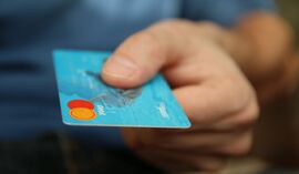 Bank obiecuje 700 zł za konto. Trzeba jednak spełniać warunki przez rok