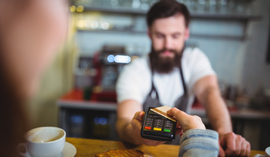 Ta karta kredytowa premium wygrała ranking. Daje saloniki, ubezpieczenie i 0 zł za przewalutowanie