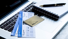 Jak płacić kartą za granicą? Rodzaje kart i koszty transakcji