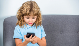 Już 6-latki mogą płacić BLIKIEM – czy to nie za wcześnie? Nowa usługa w największym polskim banku