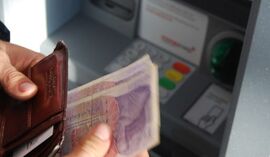 Czy można wypłacać gotówkę z bankomatu kartą kredytową?