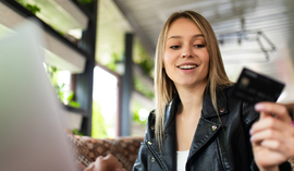 Co w praktyce daje nam karta kredytowa? Powodów, żeby z niej korzystać jest wiele