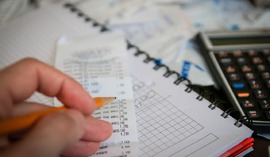 Gospodarka przyspiesza, ale wielu Polaków może tego nie odczuć. Problemem są koszty życia