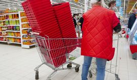 Pracownicy Auchan liczyli na 140 zł. Na aneksach zobaczyli tylko 50 zł