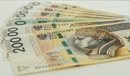 Lokaty w banku czy obligacje skarbowe – na czym lepiej teraz oszczędzać?