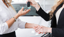 Czy wynajem długoterminowy się opłaca? Porównanie z zakupem i leasingiem