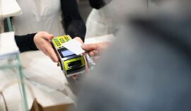 Nigdy nie wybieraj PLN za granicą. Ten błąd może słono kosztować