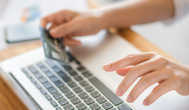 Ile trwa zaksięgowanie przelewu? Sprawdź, co wpływa na czas i kiedy możesz się niepokoić