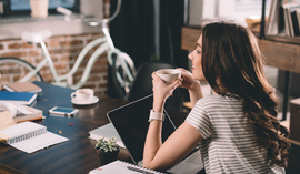 Młodzi Polacy chcą oszczędzać. Z Kontem Przekorzystnym dla Młodych w Banku Pekao mogą zacząć to robić i realnie zyskać