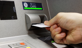 Oszuści atakują bankomaty! Jak rozpoznać, że urządzenie zostało zmanipulowane?