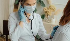 Straciłeś pracę? O tym możesz nie wiedzieć! Chodzi o leczenie na NFZ