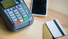 Wady i zalety płacenia kartą. Poznaj wszystkie plusy i minusy