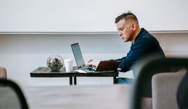Przedsiębiorca alarmuje o kosztach zajęcia ZUS w PKO BP. Każdy przelew to 50 zł opłaty