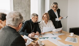 Euro tanieje, dolar drożeje. Co doradzają teraz eksperci rynku walut?