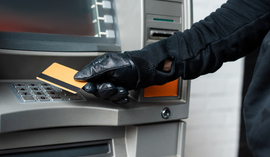 Kawałek papieru i po pieniądzach! Oszuści atakują przy bankomatach