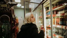 Supermarket czy sklep pod domem? Porównujemy ceny najpopularniejszych produktów