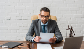 Od teraz komornik musi więcej zostawić dłużnikom na koncie. Zmiany w kwocie wolnej od zajęcia 2025