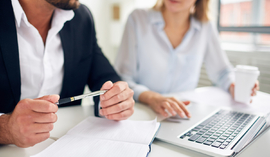 Kiedy najlepiej zawiesić działalność? Zawieszenie a zamknięcie firmy w praktyce