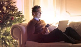 Martwisz się o grudniowe wydatki? Jeśli brakuje Ci pieniędzy, sprawdź ofertę kredytu gotówkowego w VeloBanku