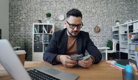 Średnia pensja przebiła 9400 zł. GUS pokazał jednak dane, które mogą niepokoić pracowników